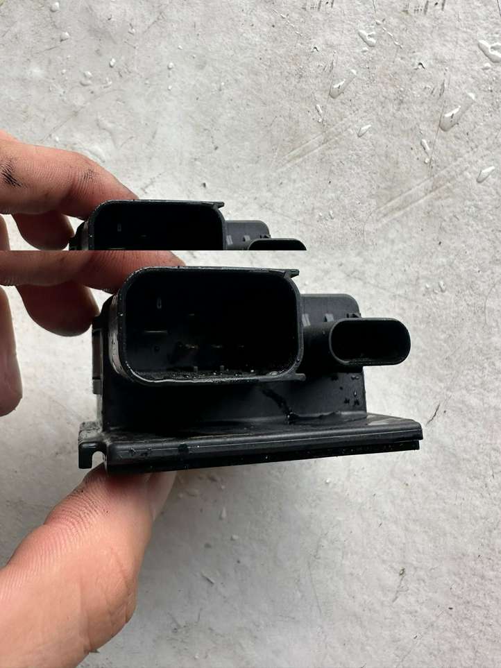 BMW 3 F30 F35 F31 (2012 - 2018)  8514120 Реле подогрева свеч