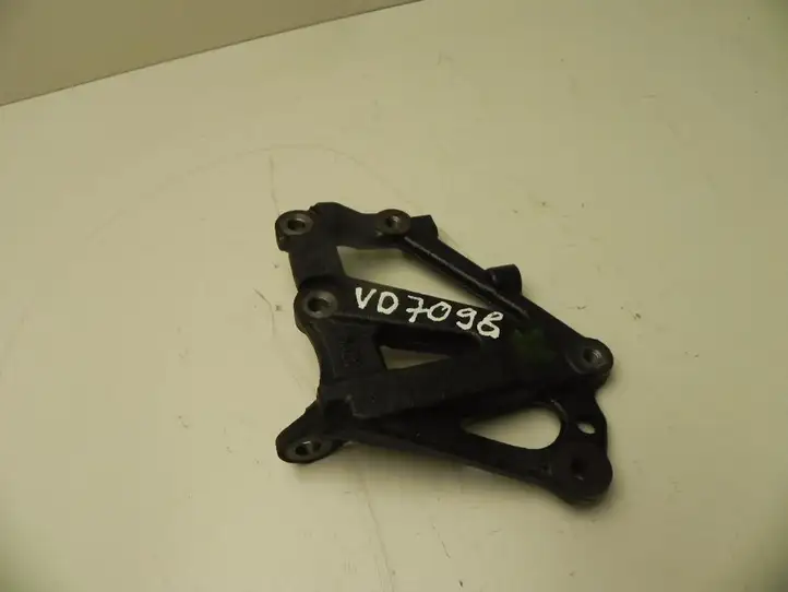 Toyota Yaris (2009 - 2012) 2568733020 Кронштейн охладителя EGR — фото 1