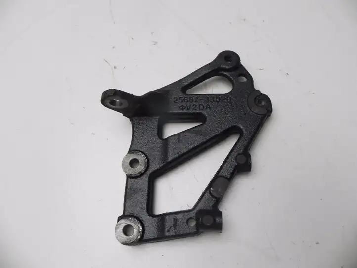 Toyota Yaris (2009 - 2012) 2568733020 Кронштейн охладителя EGR — фото 2