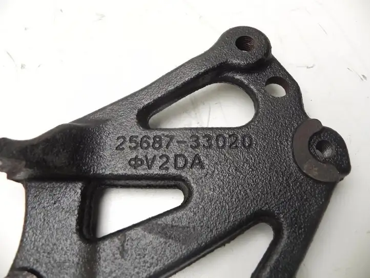 Toyota Yaris (2009 - 2012) 2568733020 Кронштейн охладителя EGR — фото 3
