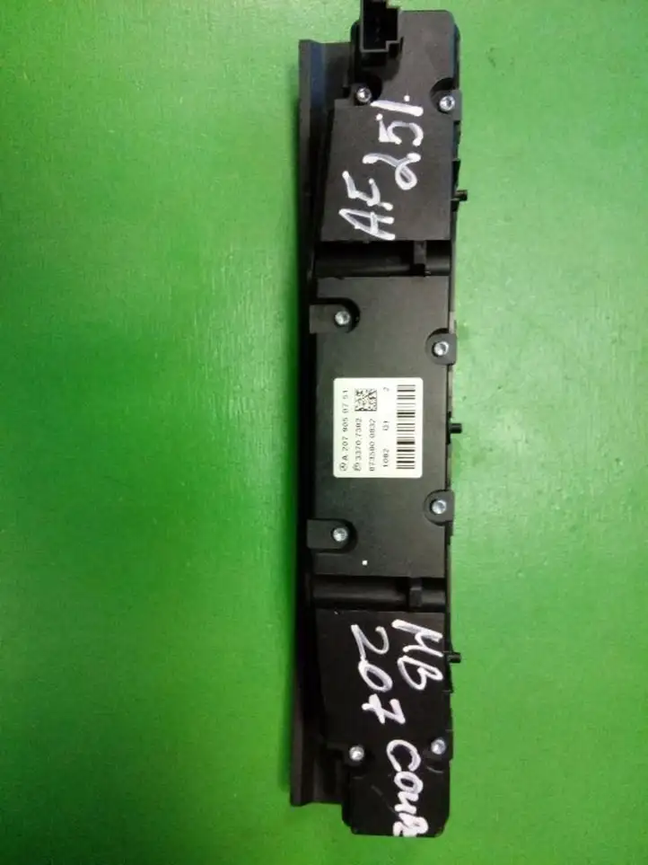 Mercedes-Benz E A207 (2010 - 2017) A2079050751 Другие включатели / ручки/ переключатели — фото 2