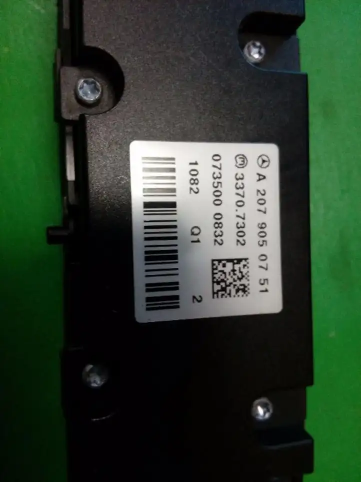 Mercedes-Benz E A207 (2010 - 2017) A2079050751 Другие включатели / ручки/ переключатели — фото 3