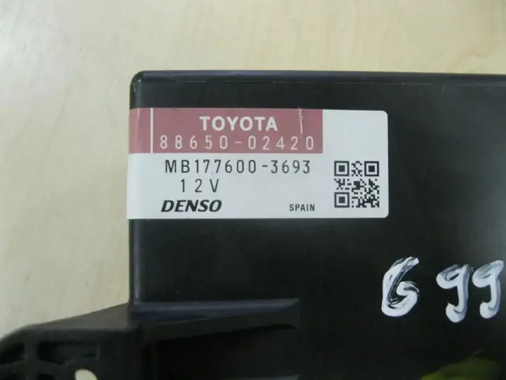 Toyota Auris 150 (2006 - 2012) 8865002420 Блок управления климат-контролем — фото 2