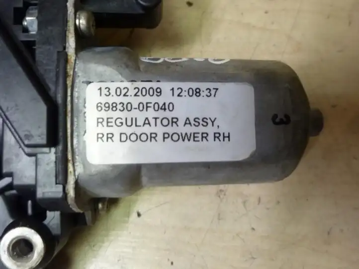 Toyota Corolla Verso AR10 (2004 - 2009) 698300F040 Стеклоподъемник задней двери — фото 2