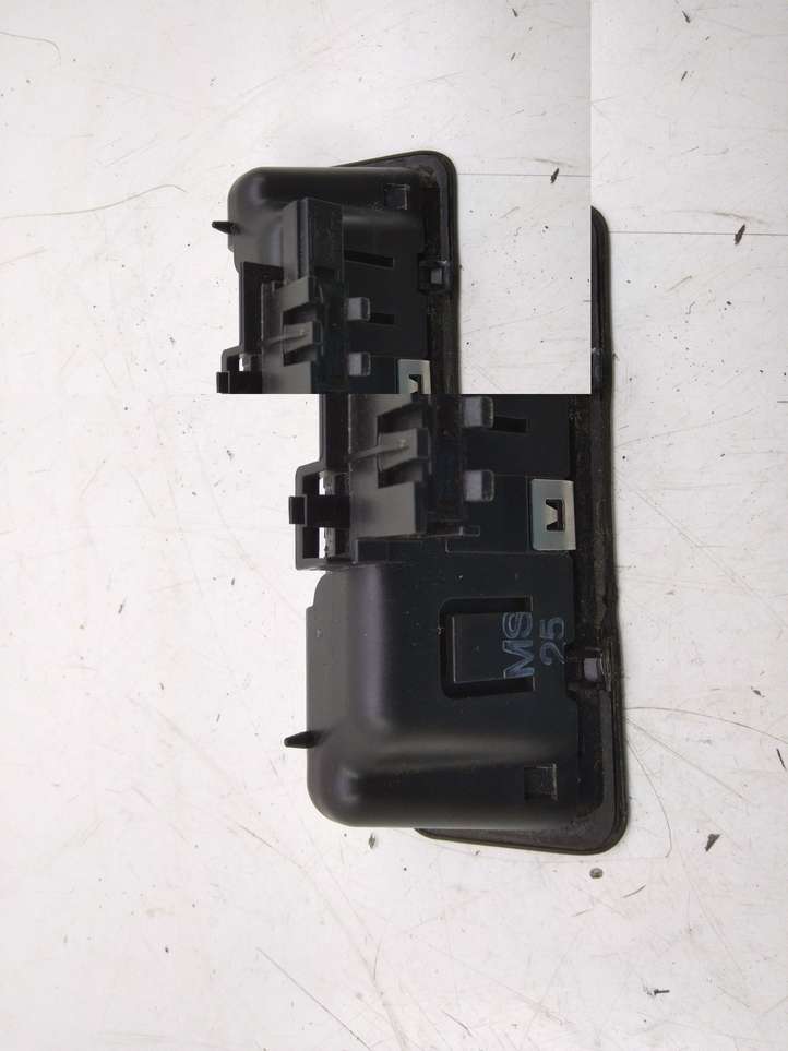 BMW 3 E90 E91 (2005 - 2012)  51247118158 Включатель закрытия задней крышки