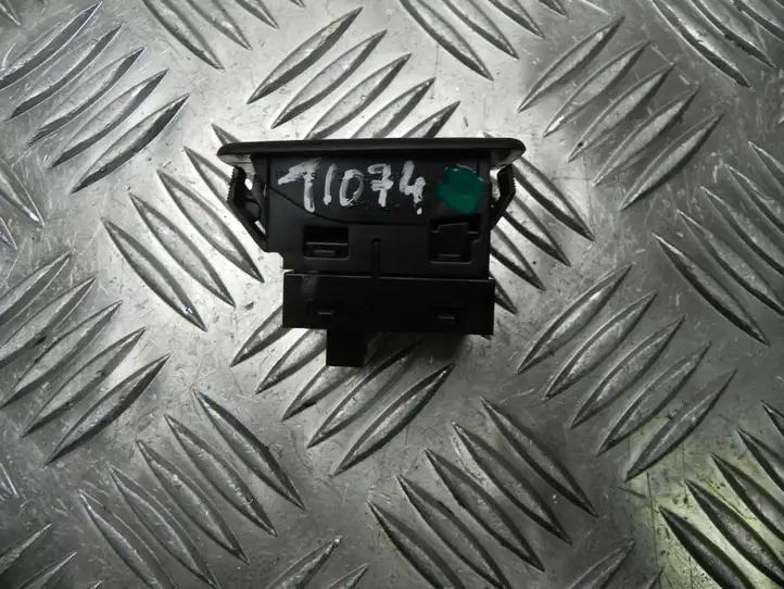 BMW 2 F46 (2015 - ) 9299447 Кнопка закрытия крышки багажника — фото 3