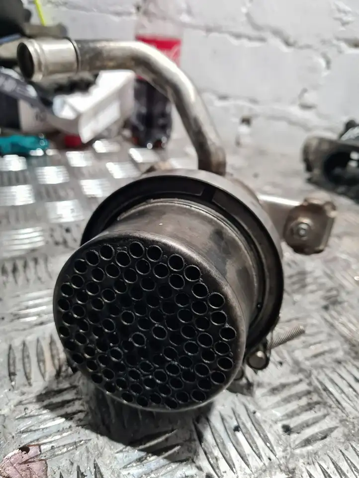 Volkswagen Golf VII (2013 - 2019) 04L131512 Охладитель клапана EGR — фото 2
