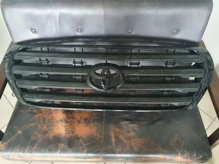Toyota Land Cruiser (J200) (2008 - ) 5310160480 Верхняя решетка радиатора — фото 1