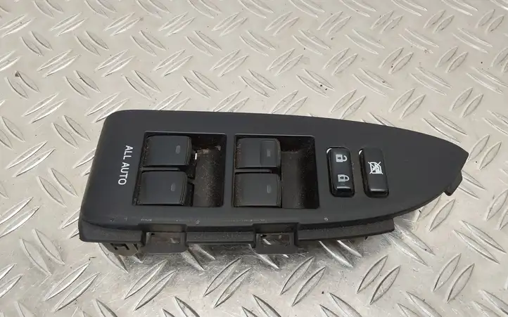 Toyota Prius (XW30) (2009 - 2015) 8404033100 Блок кнопок стеклоподъемников — фото 1