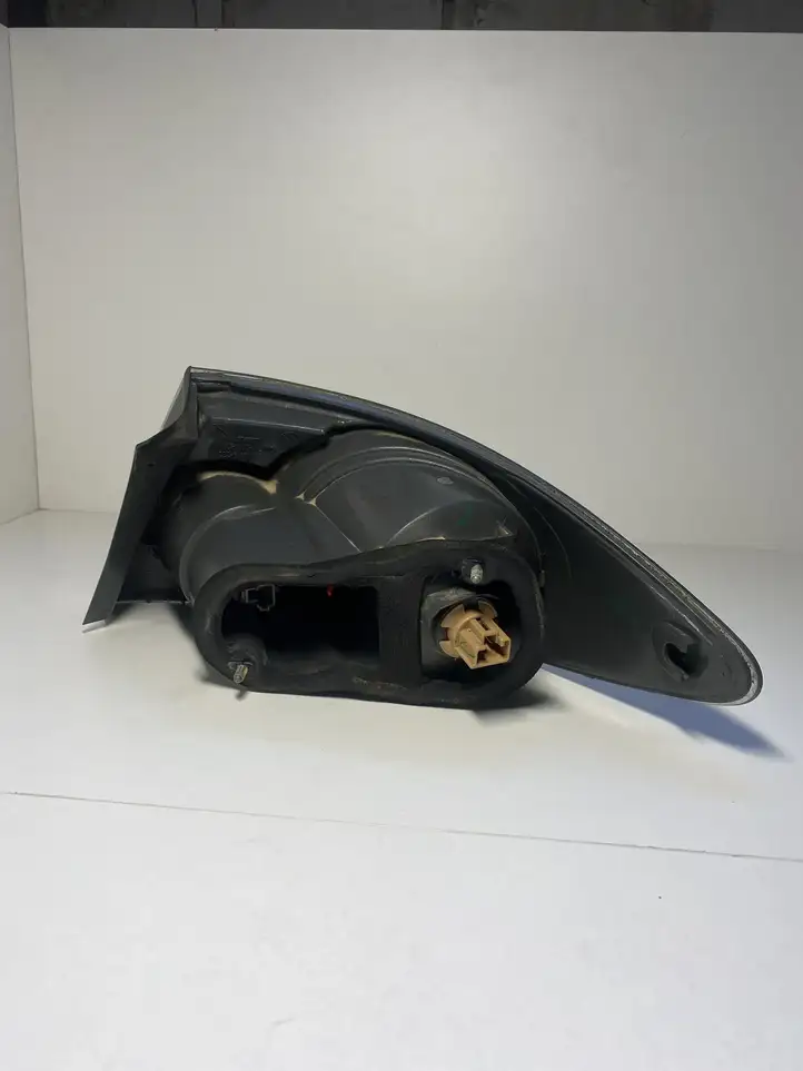 Mazda 6 (2002 - 2005) 22061971 Задний фонарь в кузове — фото 3