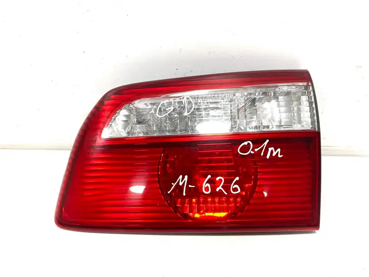 Mazda 626 (1999 - 2002) P0662 Задний фонарь в крышке багажника — фото 1