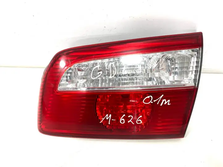 Mazda 626 (1999 - 2002) P0662 Задний фонарь в крышке багажника — фото 4