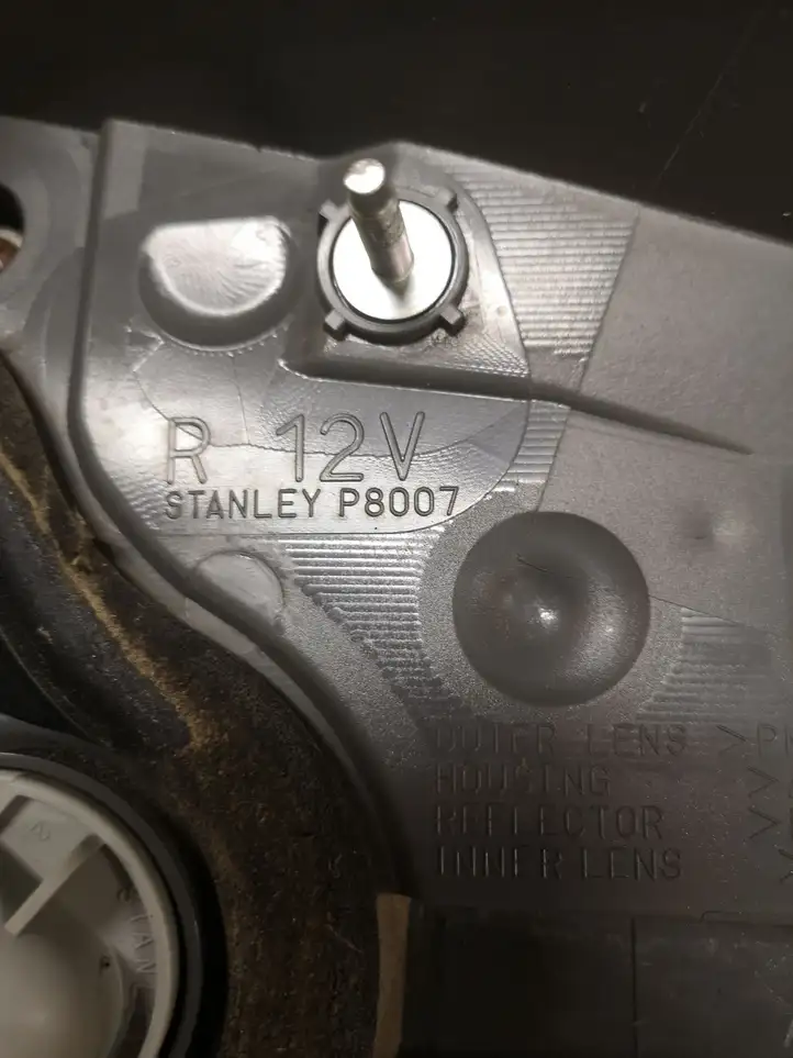 Toyota Prius (XW30) (2009 - 2015) STANLEYP8007 Задний фонарь в кузове — фото 4