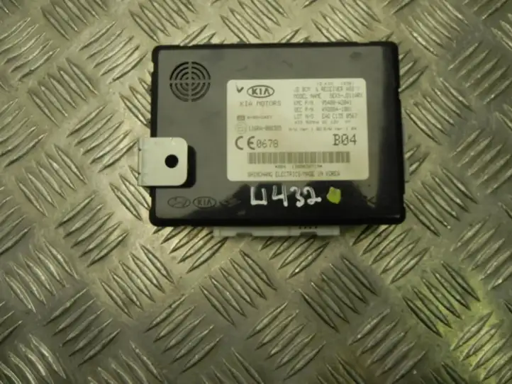 Kia Ceed (2012 - 2015) 95400A2041 Усилитель антенны — фото 1