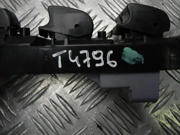 Toyota Prius (XW20) (2003 - 2009) 8482047021 Блок кнопок стеклоподъемников — фото 3