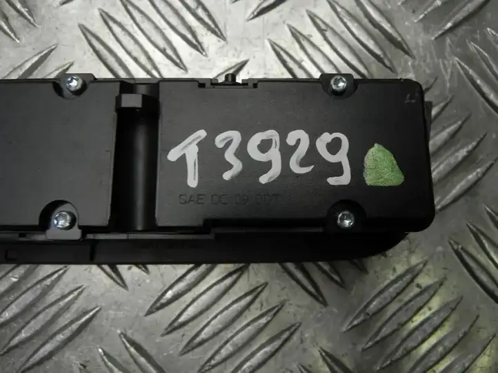 Mercedes-Benz CLA C117,X117,W117 (2013 - 2019) A2469053302 Другие включатели / ручки/ переключатели — фото 4