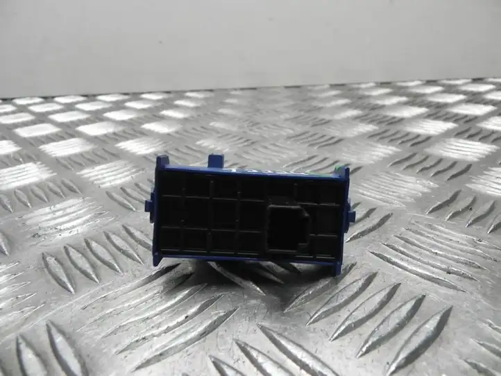 Toyota Verso (2012 - 2015) 848100F030 Кнопка стеклоподъемников — фото 2