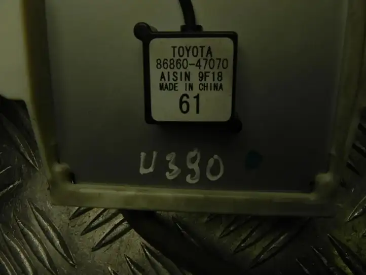 Toyota Prius (XW30) (2009 - 2015) 8686047070 Усилитель антенны — фото 3