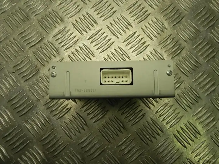 Toyota Prius (XW30) (2009 - 2015) 8610047100 Усилитель звука — фото 2