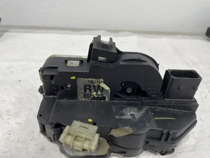 Opel Astra J (2012 - 2015) 13577979 Замок передней двери — фото 1