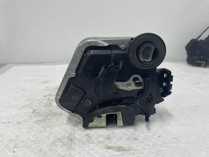 Toyota Auris 150 (2006 - 2012) 7F1823 Замок задней двери — фото 2