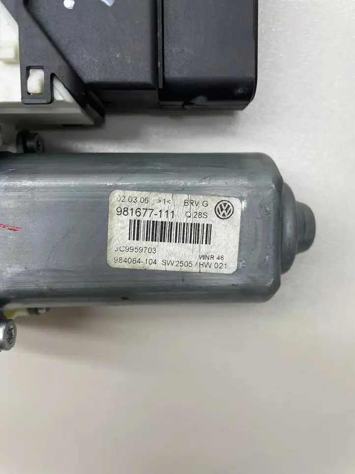 Volkswagen PASSAT B6 (2005 - 2010) 981677111 Стеклоподъемник задней двери — фото 3