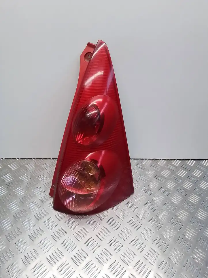 Peugeot 107 (2005 - 2008) 81550-0h040 Задний фонарь в кузове — фото 1