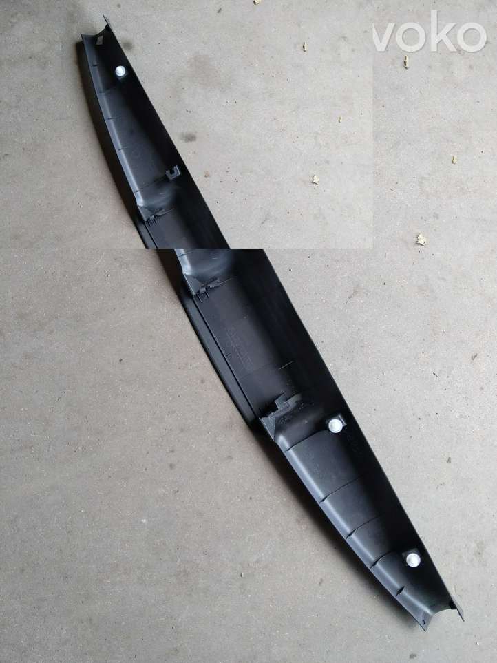 Toyota Verso (2012 - 2015)   Обшивка крышки багажника