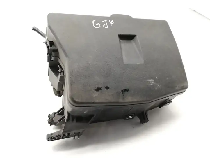 Toyota Avensis T270 (2009 - 2012)  8211105J11 Ящик предохранителей (комплект)