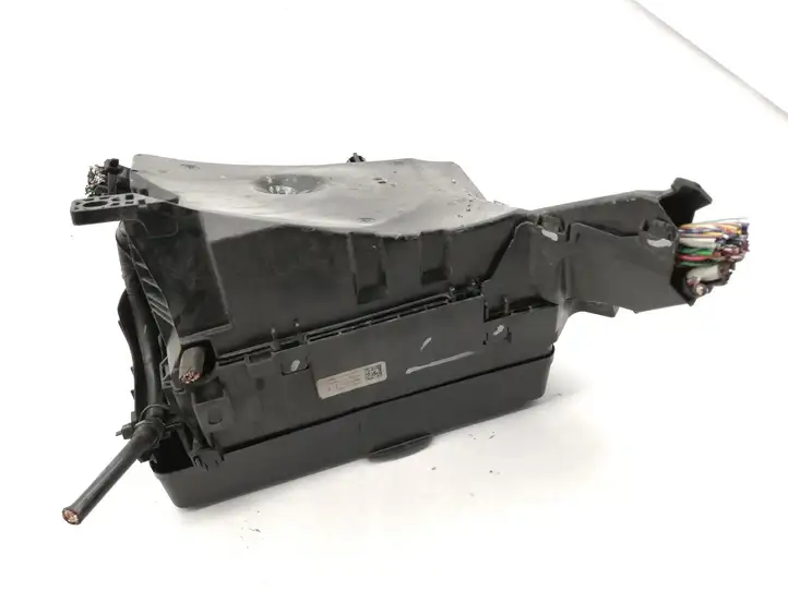 Toyota Avensis T270 (2009 - 2012)  8211105J11 Ящик предохранителей (комплект)