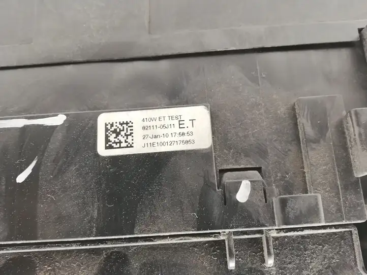 Toyota Avensis T270 (2009 - 2012)  8211105J11 Ящик предохранителей (комплект)