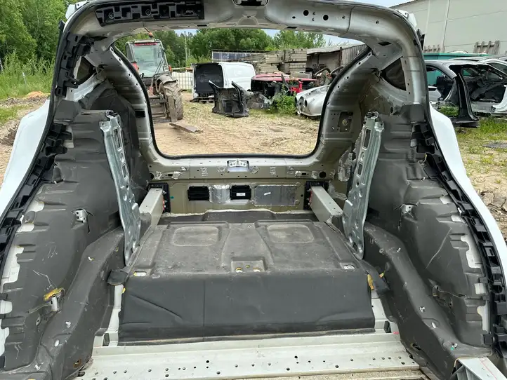 Tesla Model X (2015 - 2021) Задняя часть кузова — фото 11