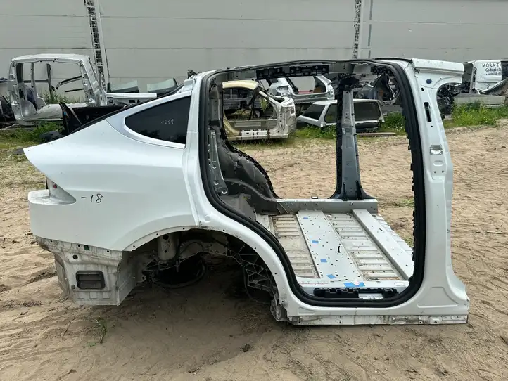 Tesla Model X (2015 - 2021) Задняя часть кузова — фото 13