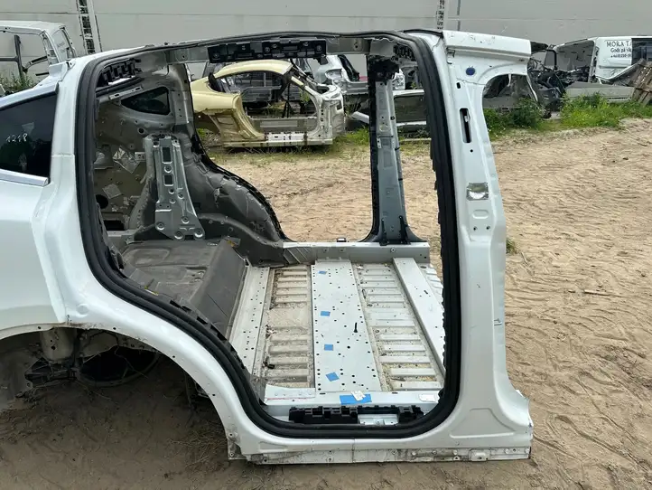 Tesla Model X (2015 - 2021) Задняя часть кузова — фото 16