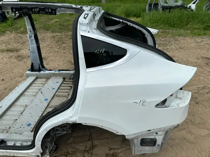 Tesla Model X (2015 - 2021) Задняя часть кузова — фото 26