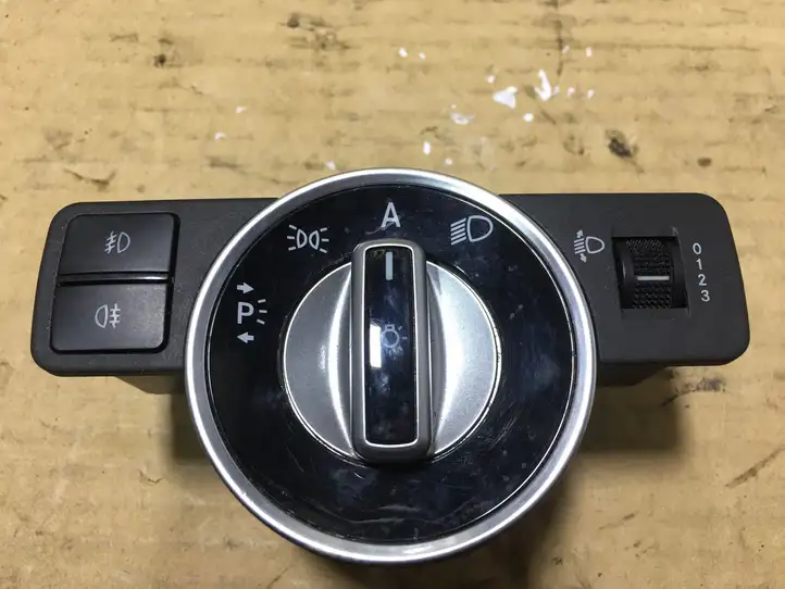 Mercedes-Benz C W204 (2007 - 2014) A2049058002 Включатель фонарей — фото 1