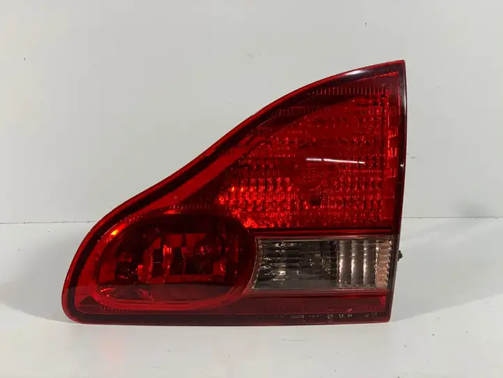 Toyota Avensis Verso (2001 - 2004) 8158144070 Задний фонарь в крышке багажника — фото 1