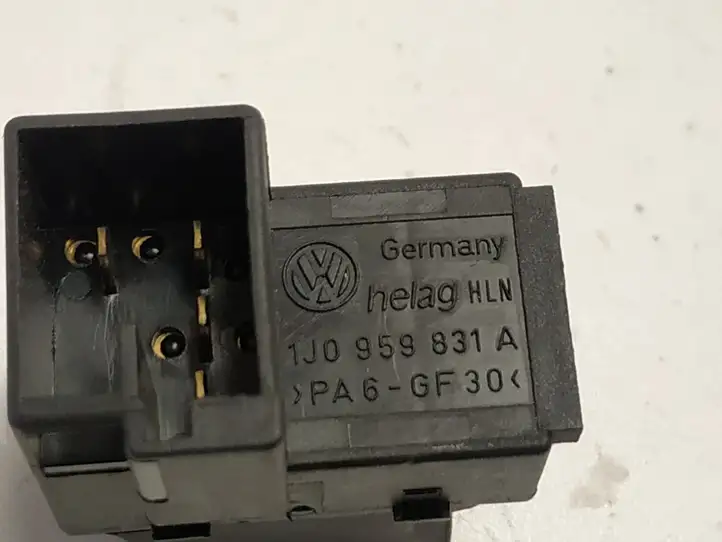 Volkswagen PASSAT B5.5 (2001 - 2005) 1J0959831A Кнопка закрытия крышки багажника — фото 2
