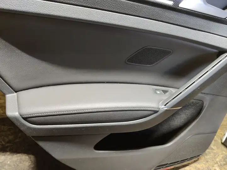 Volkswagen Golf VII (2013 - 2019) 5G4867487A Обшивка задней двери — фото 2