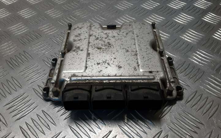 Renault Laguna (2001 - 2005)  8200153946 Блок управления двигателя