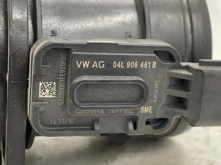Audi A4 S4 B9 (2015 - 2019) 04L906461B Датчик массового расхода воздуха — фото 2