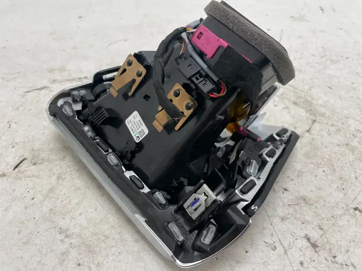 BMW 3 G20 G21 (2019 - ) 6848619 Воздушная решетка панели — фото 2