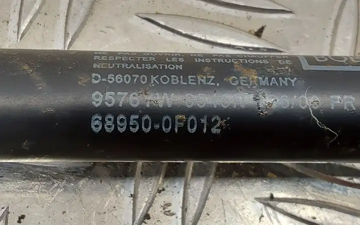 Toyota Corolla Verso AR10 (2004 - 2009) 689500F012 Амортизатор крышки багажника — фото 2
