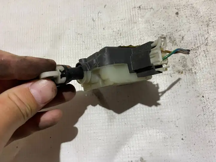 Mercedes-Benz CLS C219 (2003 - 2011) a322902 Замок крышки топливного бака — фото 5