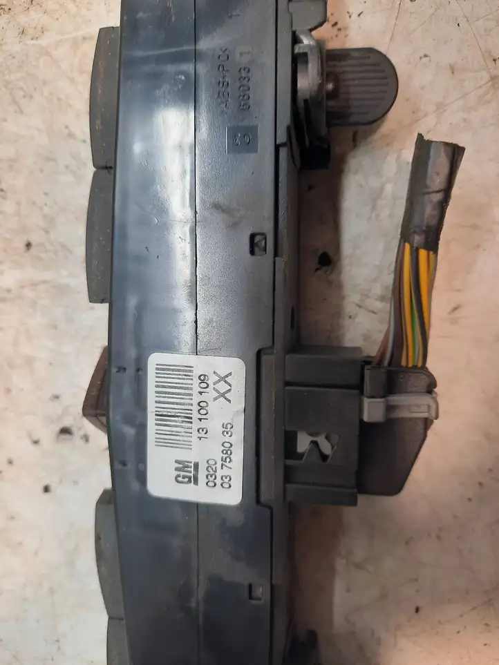Opel Zafira B (2003 - 2006) 13100109 Включатель аварийных фонарей — фото 2