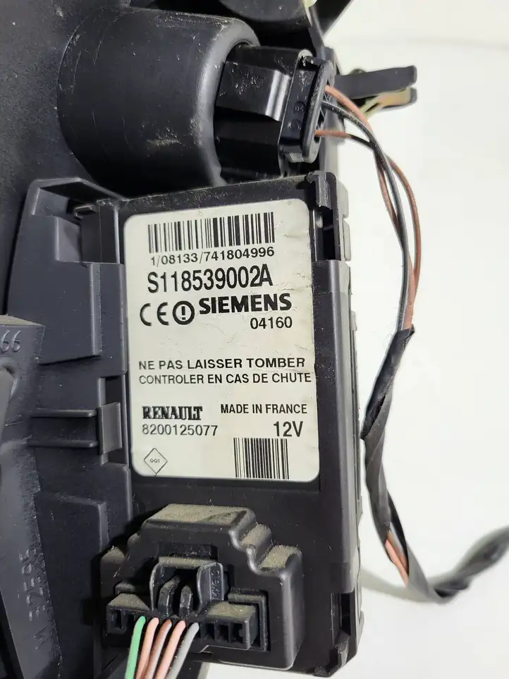 Renault Scenic II - Grand scenic II (2003 - 2006) 8200233723 Центральный воздушный дефлектор — фото 21