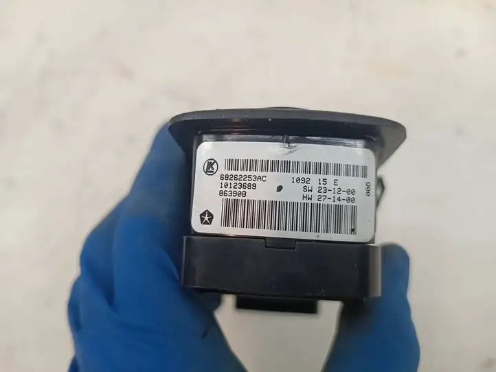 Dodge Ram (2018 - ) 68262253AC Накладка кнопки стеклоподъемника — фото 2