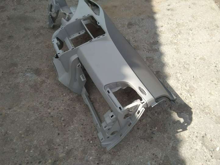 Nissan Leaf I (ZE0) (2010 - 2017)  681P33NA0A Панель