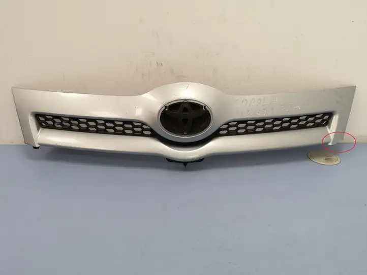 Toyota Corolla Verso AR10 (2004 - 2009) 531110F020 Верхняя решетка радиатора — фото 1