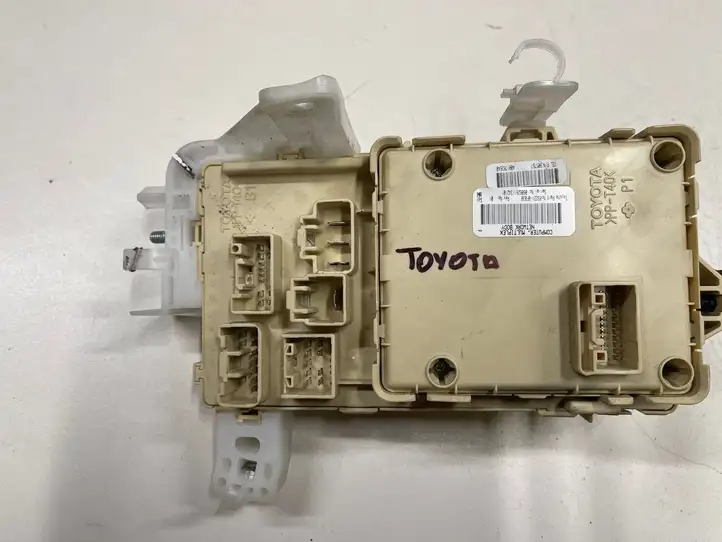 Toyota Corolla Verso E121 (2004 - 2007) 892210F030 Блок предохранителей — фото 4